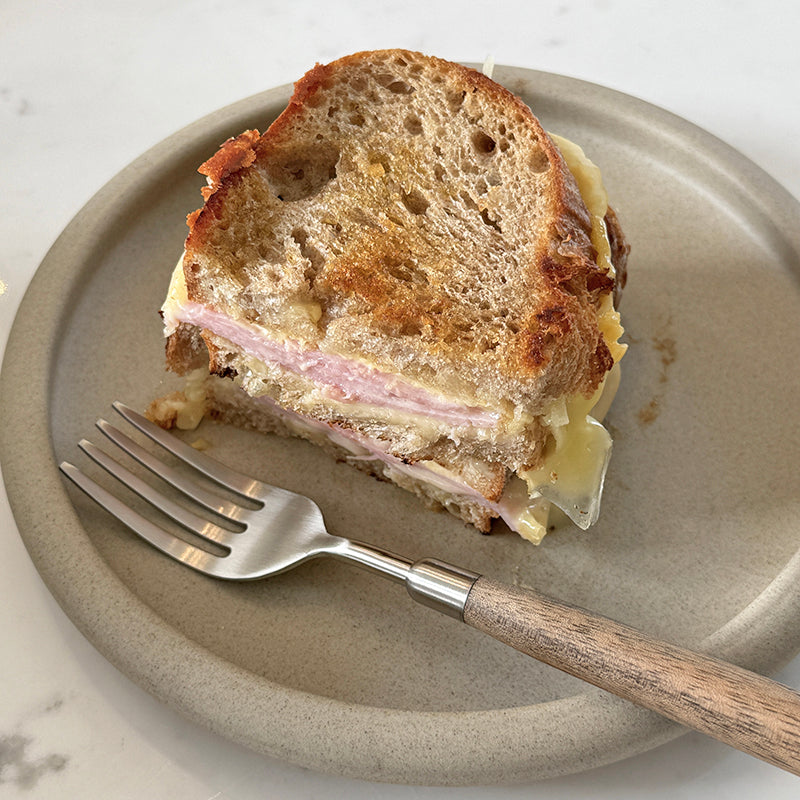 Drum-edge plate with sandwich and fork