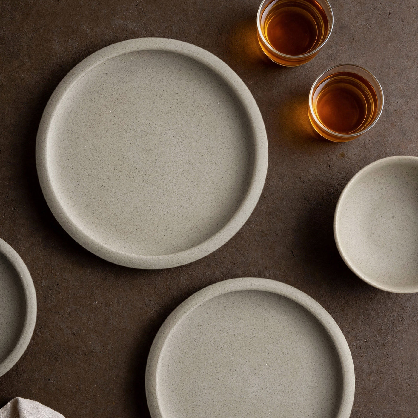 Handcrafted Japanese Stoneware Drum-Edge Plate - Organic Earth Tone